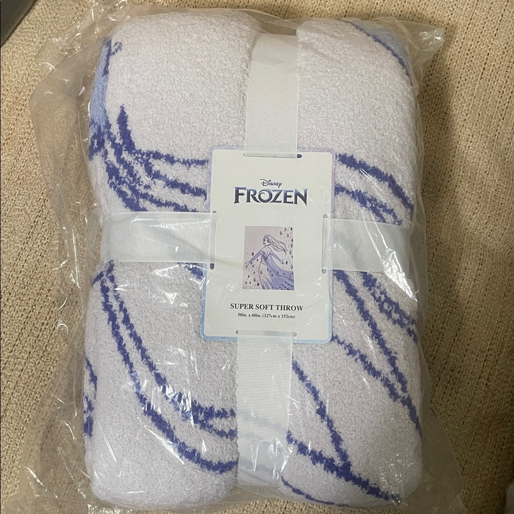 NWT Disney FROZEN Super Soft Throw 50” x 60” - Picture 2 of 4